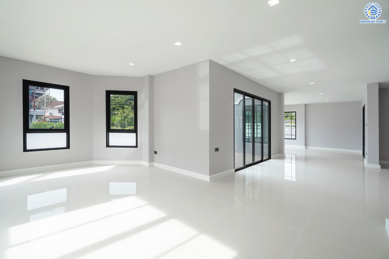 บ้านมือสองตกแต่งใหม่ ม.เมืองเอกประจิม พหลโยธิน87 ตกแต่งครบทุกฟังก์ชัน เนื้อที่ 200 ตร.ว. 3 ห้องนอน 5 ห้องน้ำ 1 ห้องรับรอง จอดรถได้ 3 คัน เชื่อมต่อทุกการเดินทาง ใกล้รถไฟฟ้าสายสีแดง "สถานีหลักหก"และทางด่วน "ศรีสมาน"